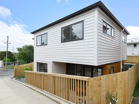 Blockhouse Bay 4房  Motivated Developer Wants This Sold!!
