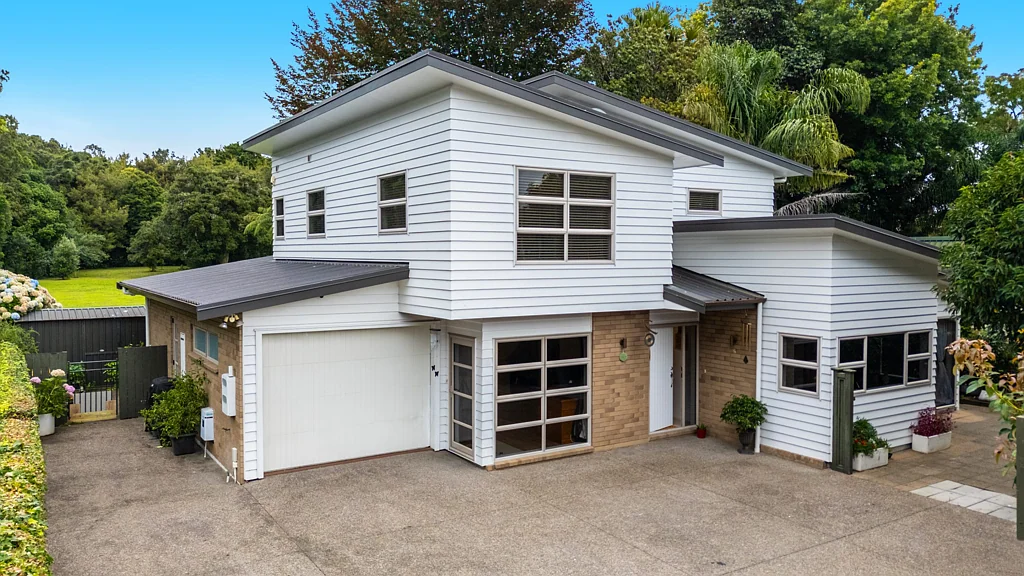 PARKSIDE LIVING IN PAHUREHURE - SPACE, PRIVACY & RESERVE VIEWS!