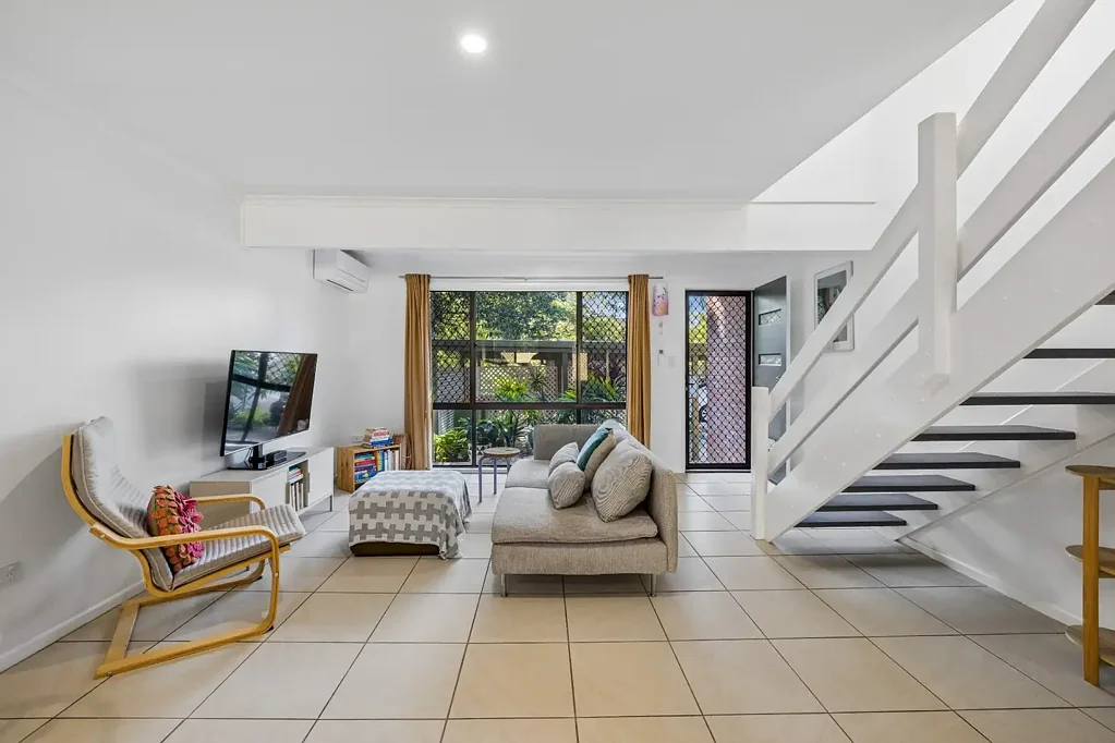 Springwood 2房 宁静 Springwood 区域的现代联排别墅 MODERN TOWNHOUSE IN A QUIET SPRINGWOOD SETTING