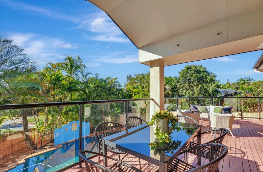 Family Home with space and Swimming Pool!! Available now!