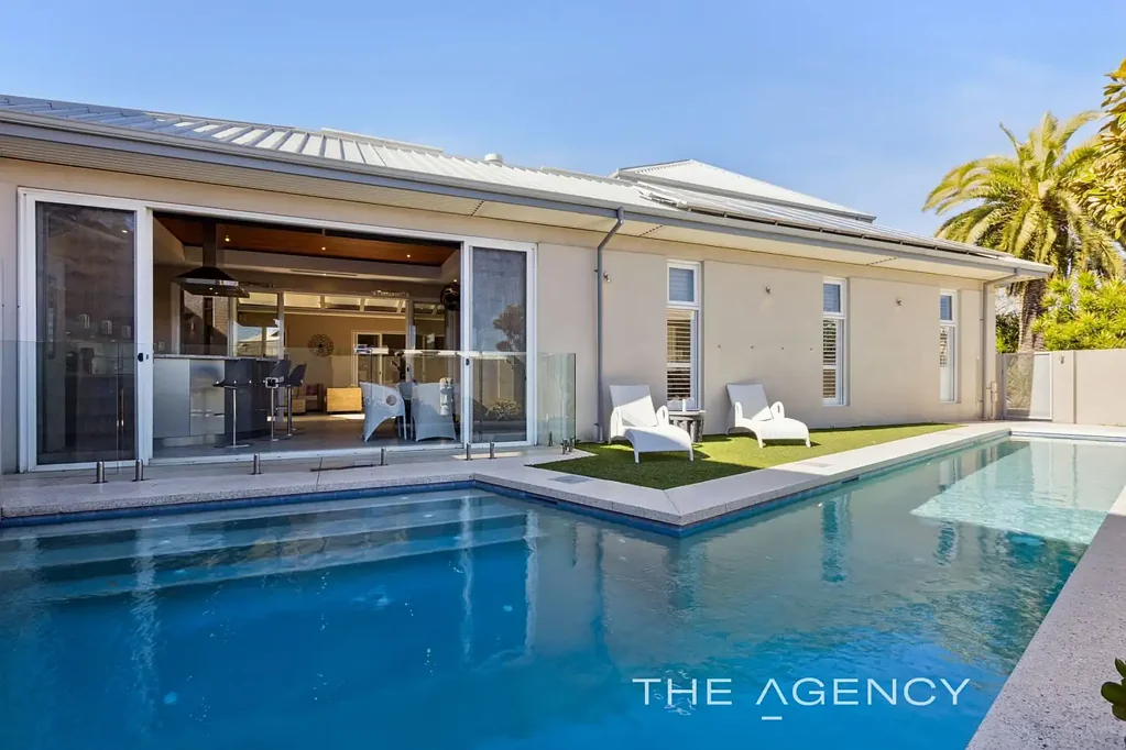 Hillarys 4 Bedroom Coastal Chic on the Corner