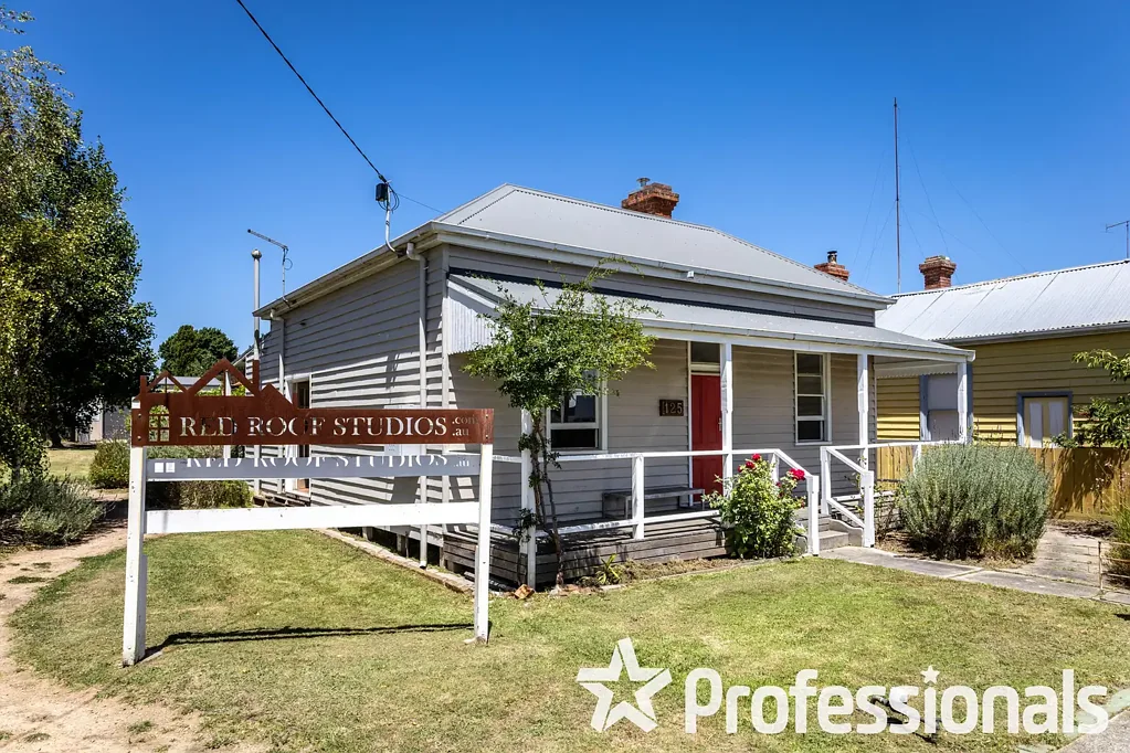 Yarram 3房  Charming Victorian Home + Separate Studios: Your Dream Live/Work Setup! -  Create your own home business.
Motivated Vendor!