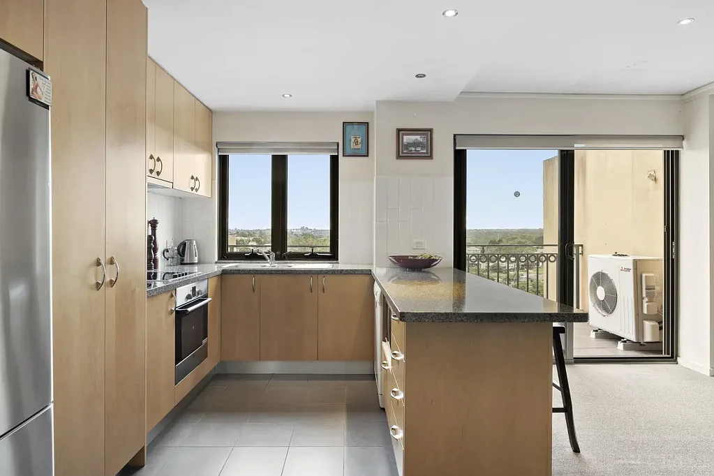 Templestowe 2房 安全社区 私密位置 宽敞公寓 开阔视野 厨房电器齐全 卧室舒适 便利设施 公交便捷 Elevated Views, Village Convenience