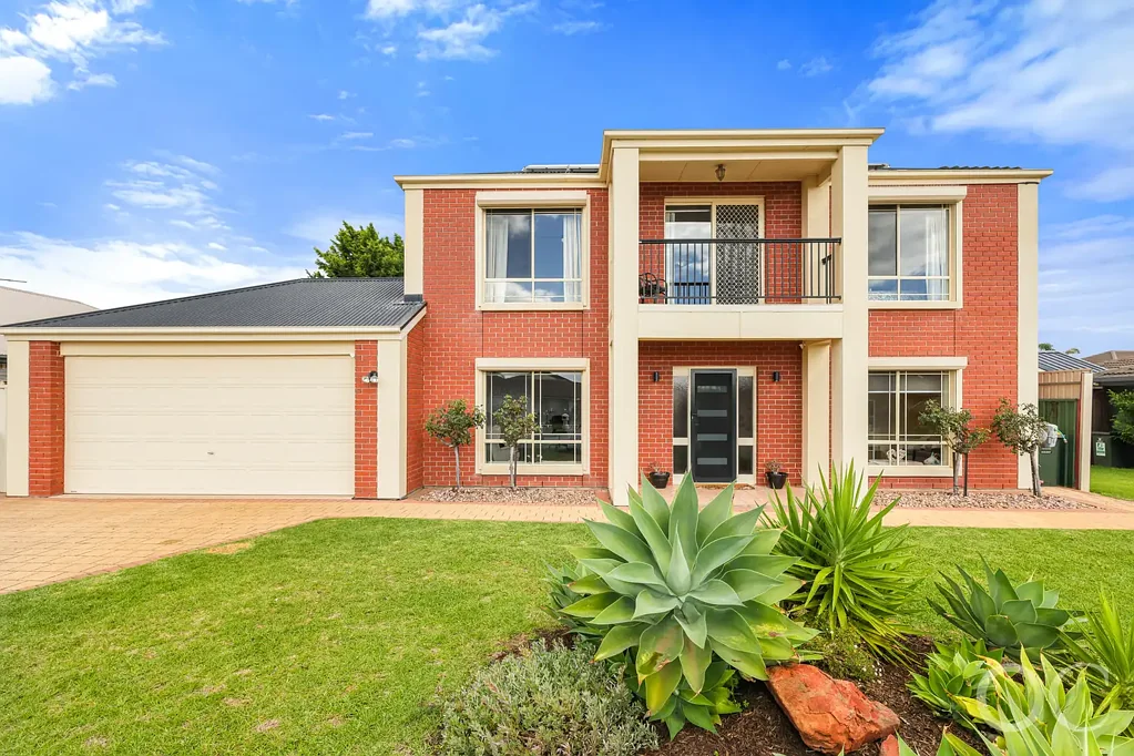 Moana 5 Bedroom Open the Door to Large Family Living with Poolside Entertaining