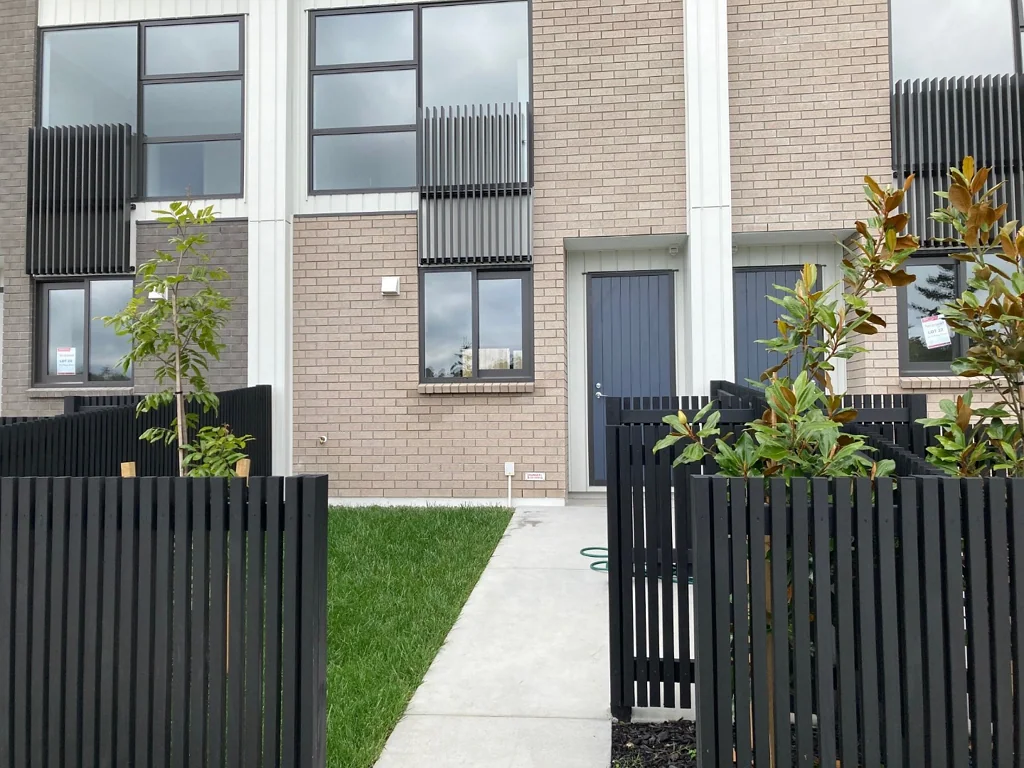 This 2 Bedroom, 1 Bathroom Townhouse is Now Available to Rent.