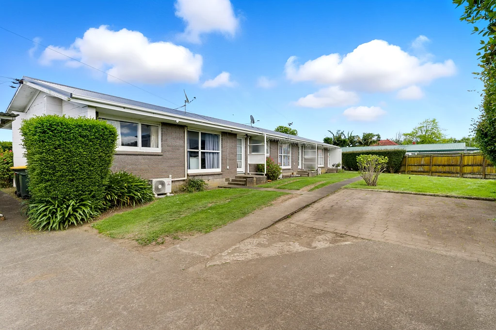 Papatoetoe 6房 1103㎡地块+MHS分区！黄金投资机遇，cross-lease产权，三套砖结构住宅，兼具稳定收益与未来潜力！ GOLD! Three Solid Brick Flats on Separate Titles!