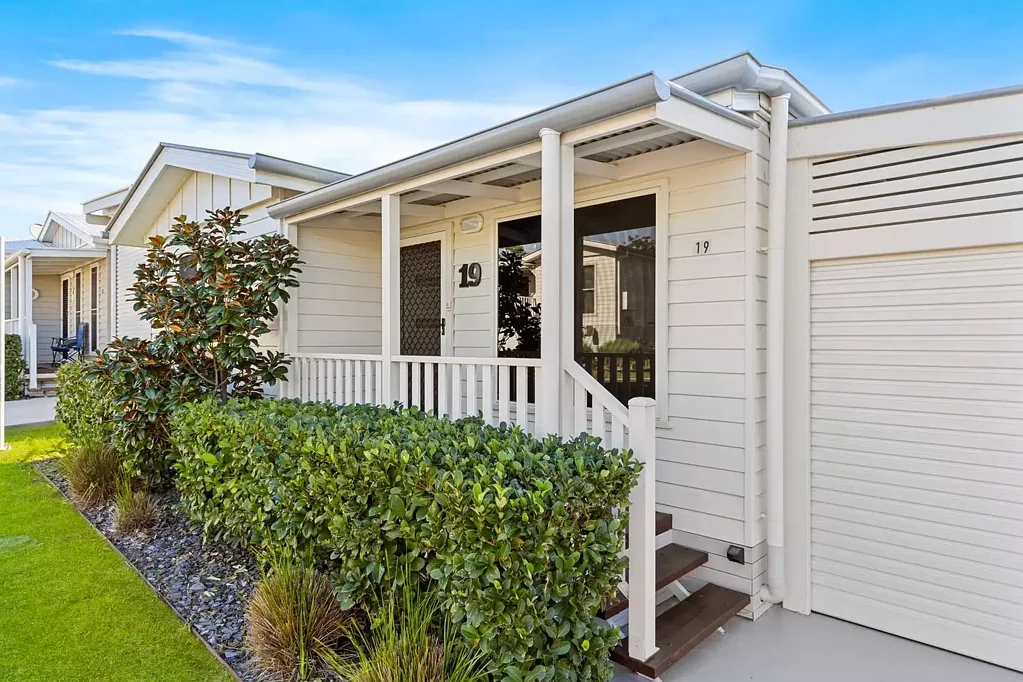 Lake Conjola 2 Slaapkamer Immaculate Home with Expansive Pond Views & No Rear Neighbours