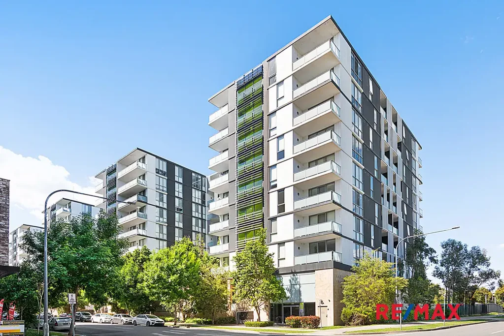 North Facing 2Bedroom +Study Area next to Station!