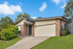 21 WEDGETAIL ST, Fletcher