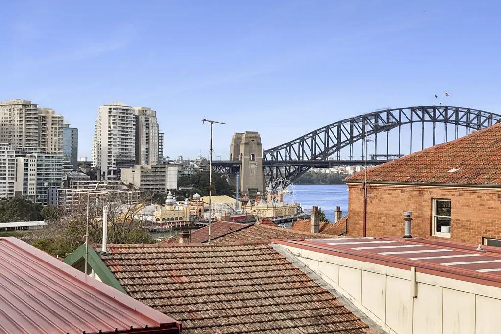Mcmahons Point 1房 悉尼港景视野 精致红砖建筑 一房布局实用 步行生活便利 港湾度假居所 A classic harbourside opportunity with iconic Sydney views