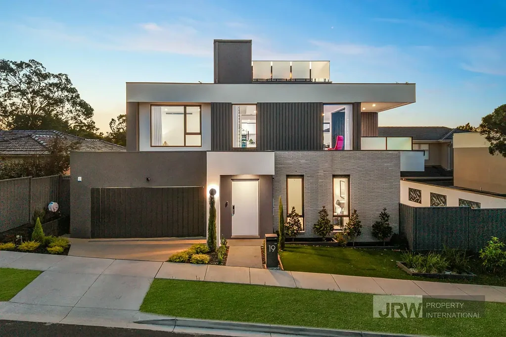 Templestowe Lower 4房 现代设计豪华装饰 80mm瓷石中岛台 Bosch电器 高端设施 钢脊楼梯 屋顶阳台 全景视野 学区房 购物餐饮便利 公交直达 丰富休闲机会。 Luxury Family Living with Designer Finishes in Templestowe Lower