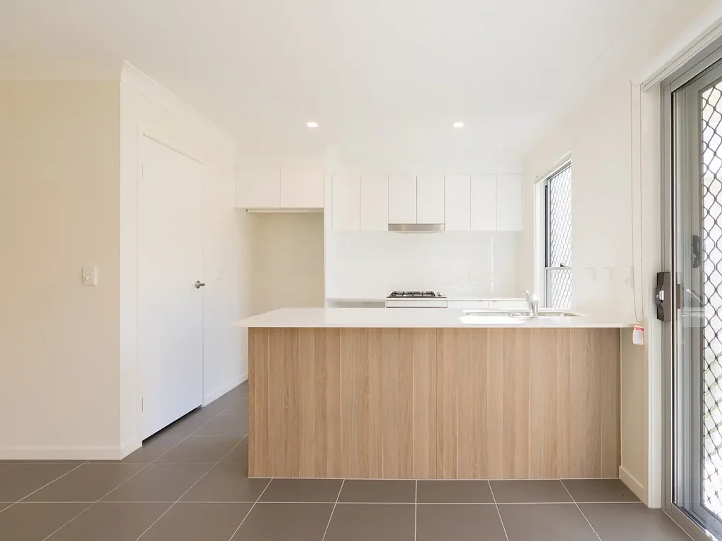 NEAR NEW LUXURY 3 BEDROOM TOWNHOUSE WITH DUCTED AIR CONDITIONING