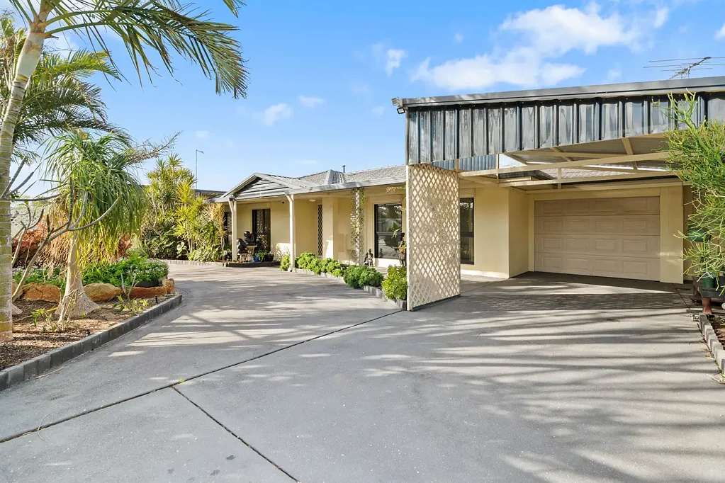 10 Sandalwood Parade, Halls Head, WA 6210