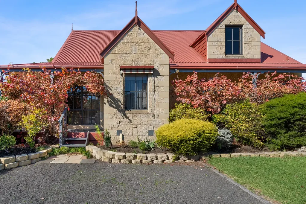 Drysdale 2Habitaciones Cathedral ceilings, cottage charm & central convenience