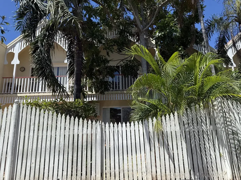 2 BEDROOM TOWNHOUSE IN CENTRAL LOCATION + TRANQUIL COURTYARD