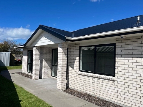 Near New J2 Home - Waihi East