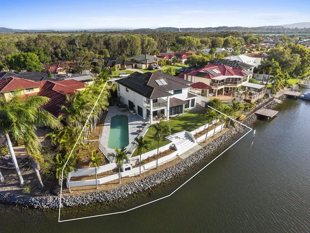 Helensvale 6Phòng ngủ Irreplaceable Value at this Price!  North Facing Waterfront Luxury in Monterey Keys Estate - 5 Star Lifestyle - Call it Home Today !
