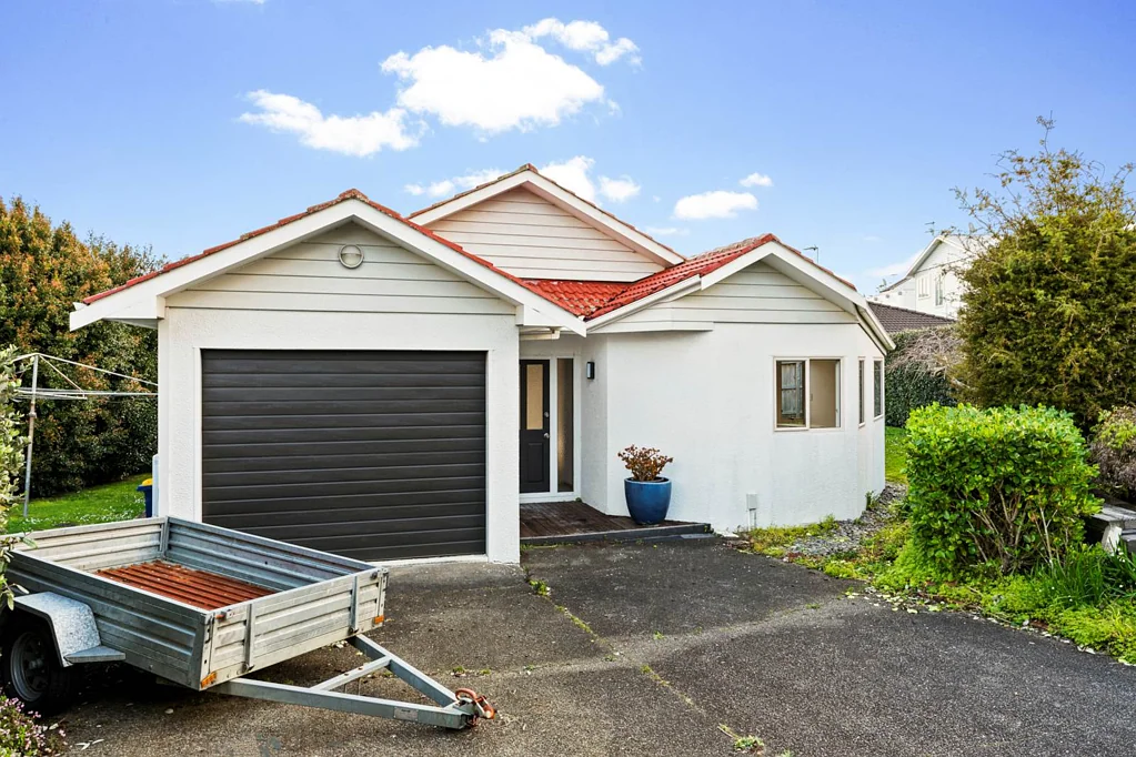2/2 East Coast Road, Milford, North Shore City, Auckland
