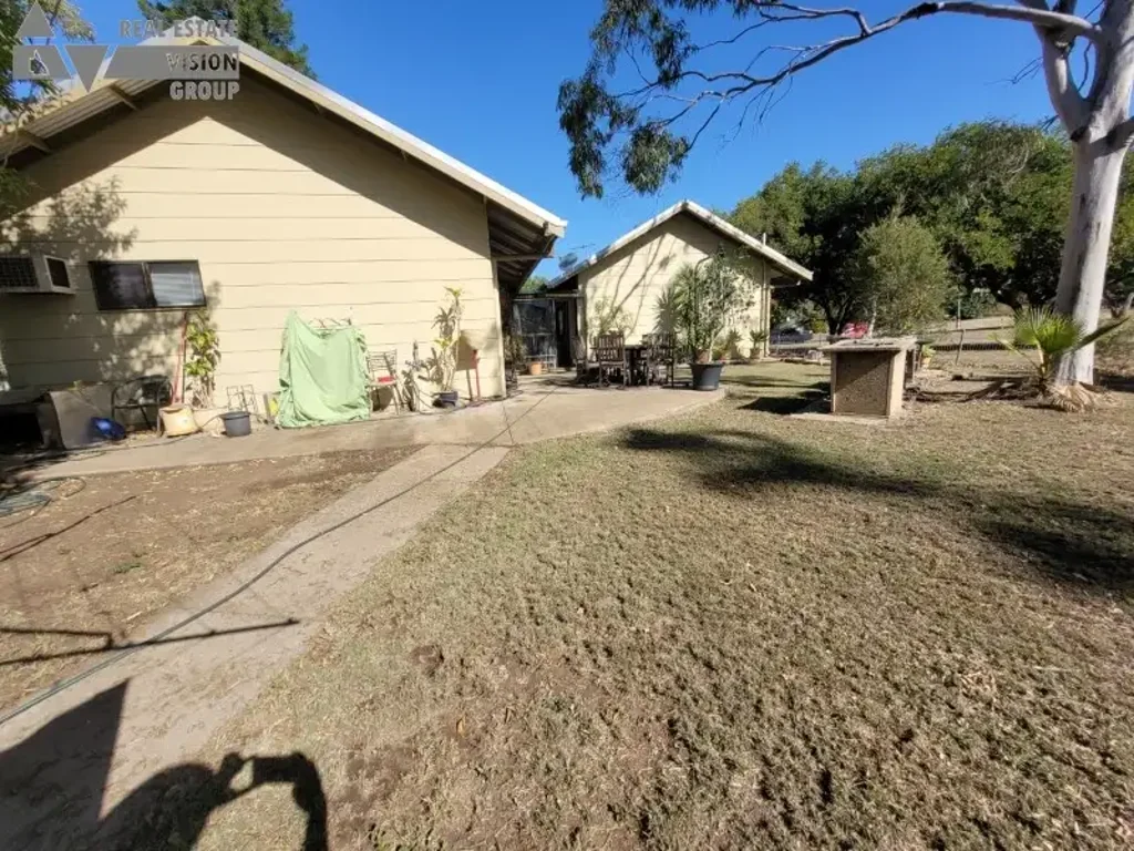 Blackwater 4બેડરૂમ Low set  stylish Three bedroom home with large shed