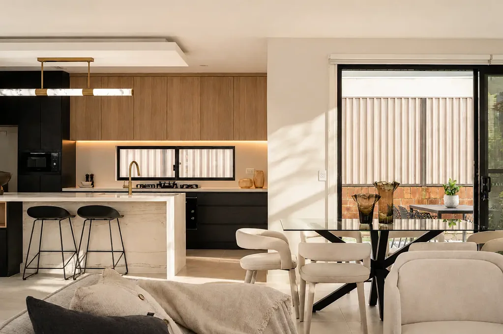 Pendle Hill 7房 全新五卧设计 765㎡阔地 双收入granny flat 现代厨卫 双车库 无地役权后院 游泳池潜力 充足自然光 公交便捷 学区环绕 Newly Built Five Bedroom Home with Additional Two Bedroom Granny Flat