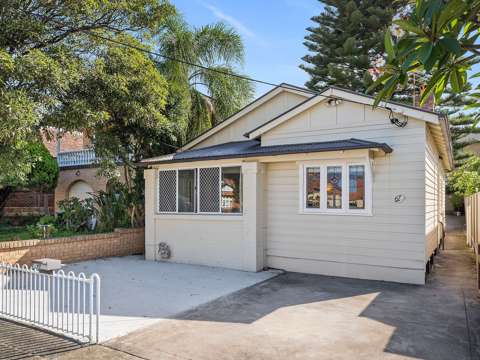 Carlton 3 Bedroom Prime Location, Great Potential
