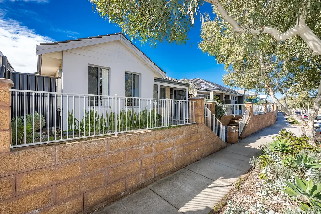 Banksia Grove 3房  ROOM FOR ALL THE TOYS – SECURE, SPACIOUS & SURPRISINGLY LOW-MAINTENANCE!