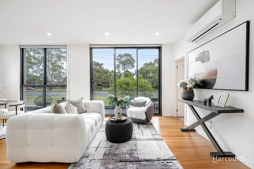 Wantirna 3房 双楼层联排别墅 私密主卧带步入式衣帽间 安全双车库 开放式起居区 现代厨房石台面 优质电器 绿树成荫景观 低维护环境 步行至Wantirna Mall Spacious 3 Bedroom Townhouse with Double Garage