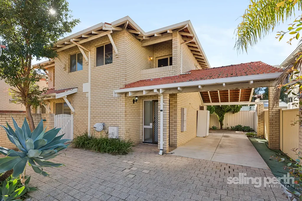 SPACIOUS DOUBLE STOREY 3 BEDROOM TOWNHOUSE