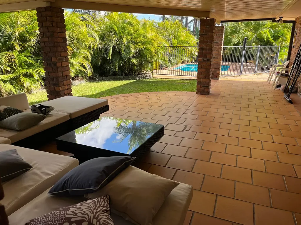 4 BEDROOM plus STUDY,  FAMILY HOME  with pool WITHIN WALKING DISTANCE OF BOND UNI and Varsity College