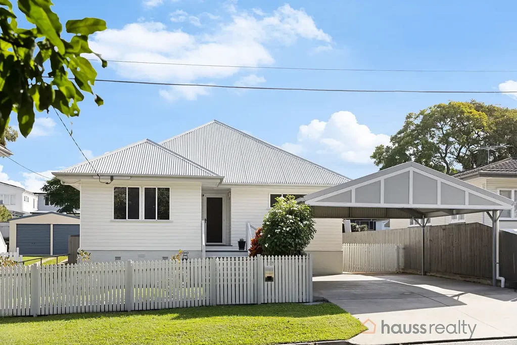 Graceville 3房 精心翻新错层 607m²全围栏地块 三卧带套房 现代厨卫 开放式生活区 泳池露台 双车库 优质学区 步行便利 SPLIT-LEVEL CHARACTER CHARM WITH POOLSIDE APPEAL