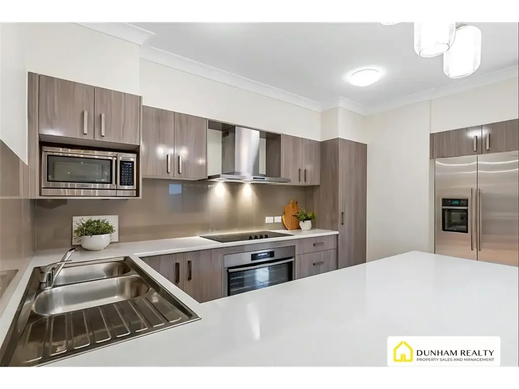 Edmonton 3Moenga Modern | Low-Maintenance Living | Prime Location