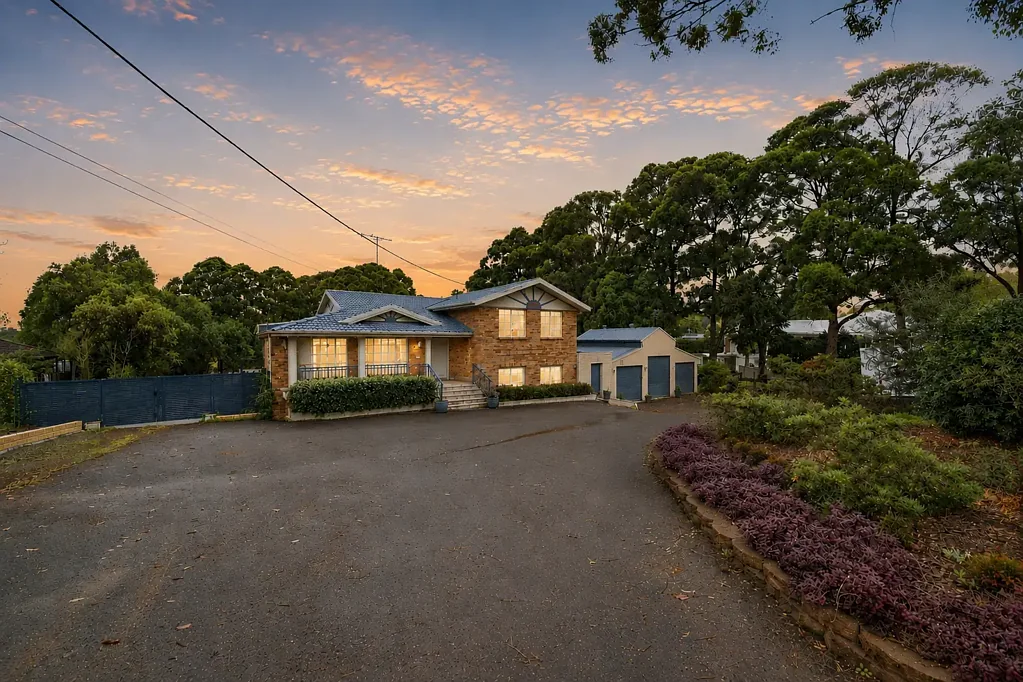 Ellis Lane 5房 2.25英亩风景地 错层式住宅 奢华空间 五卧两套房 壮丽乡村景 新近翻新厨房 BOSCH电器 遮盖户外区 游泳池SPA 大型American Barn Luxury Family Retreat!