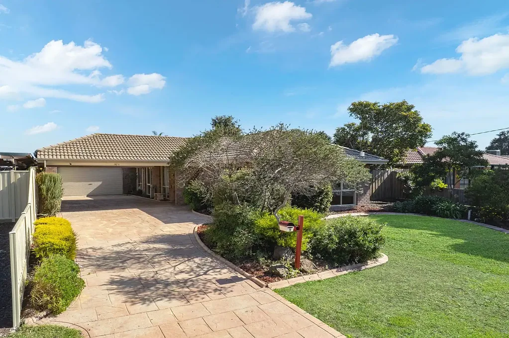 9 BANBURY CRESCENT, Craigieburn, VIC 3064