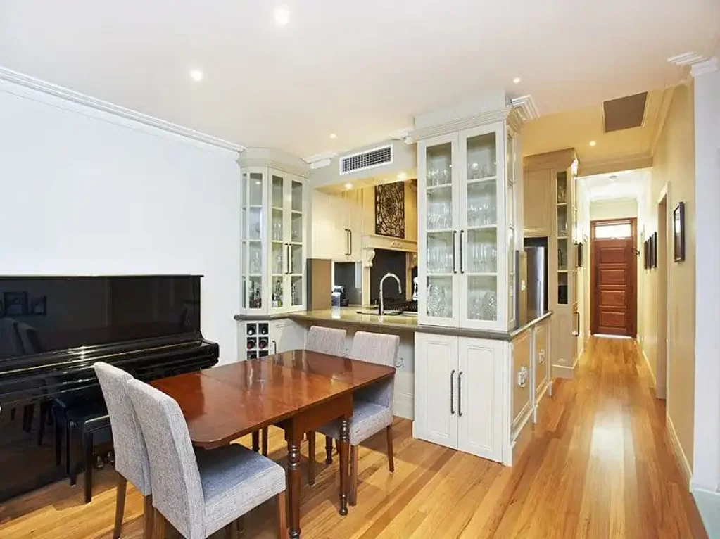 NEAT & WELL APPOINTED 4 BEDROOM FAMILY COTTAGE