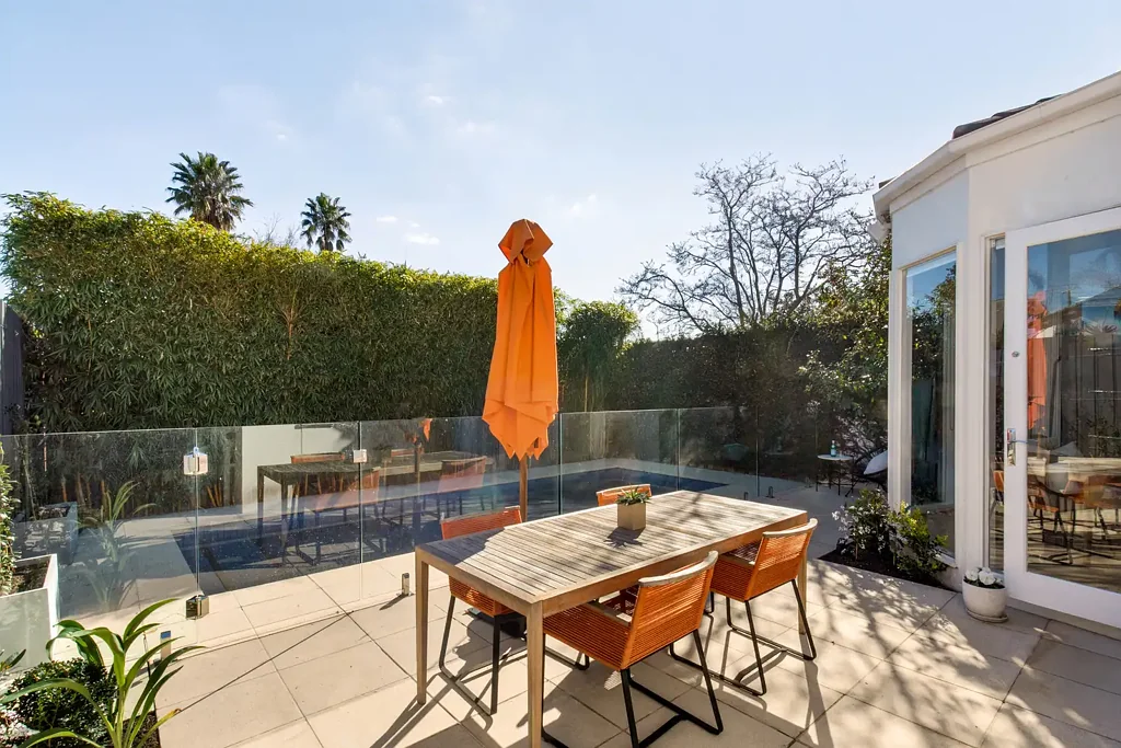 Brighton 4कमरा Family-Sized Living, Poolside Simplicity