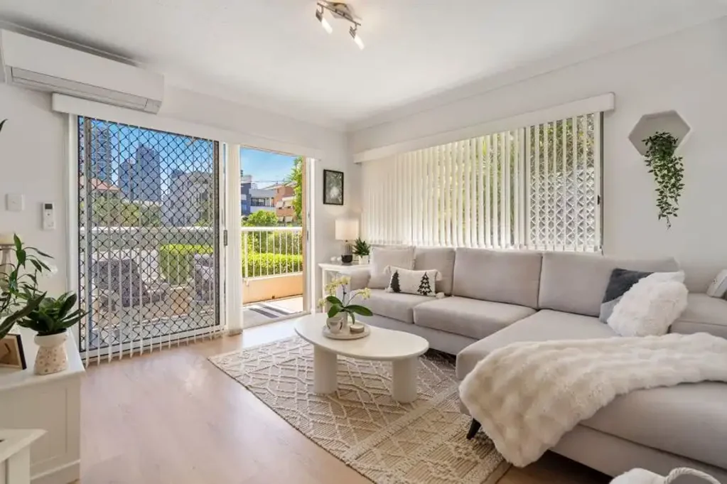 Broadbeach 2ਬੈੱਡਰੂਮ COURTYARD, DOUBLE CAR + OVERSIZED STORAGE - THE TRIFECTA