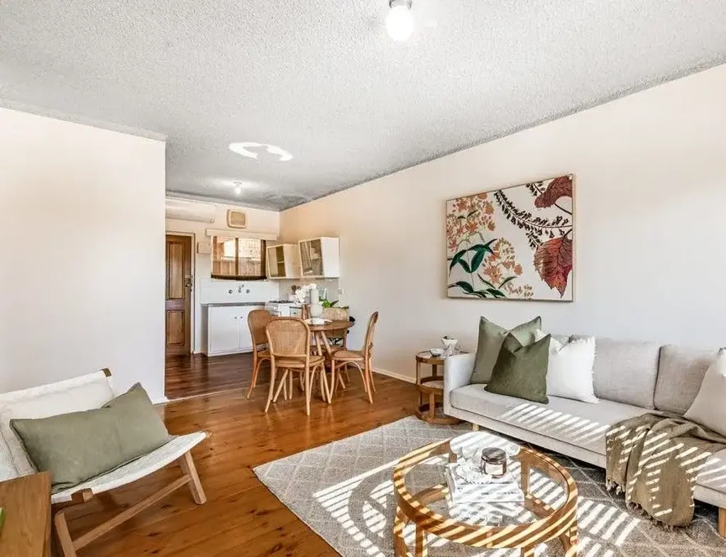 Ground Floor Neat And Tidy 2 Bedroom Unit In Sought After Location!