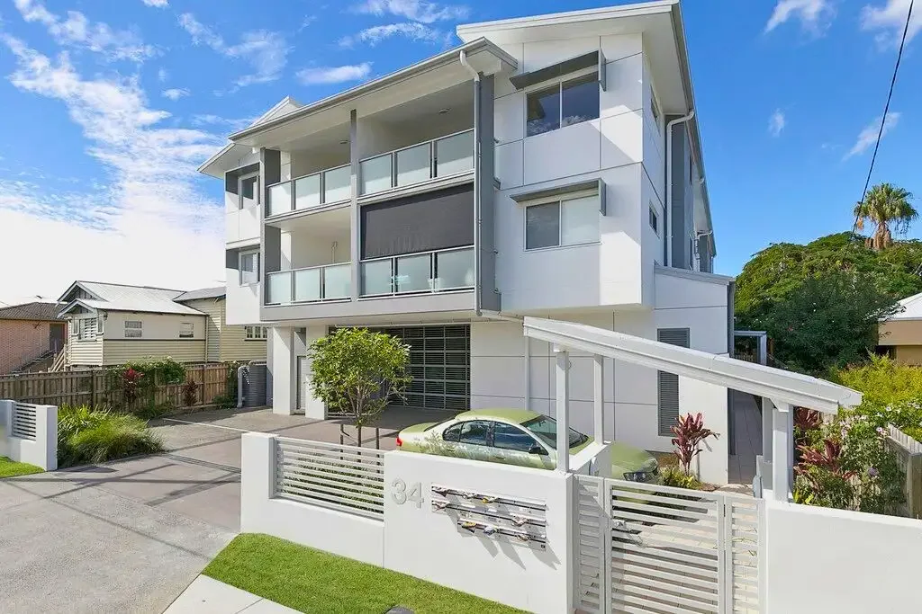 Wynnum 2Kwarto Spacious Top Floor Apartment!