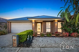 8 Red Cap Drive, Cranbourne West