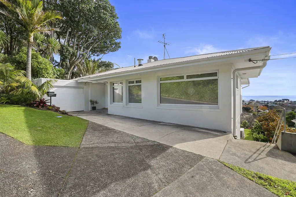 New Plymouth Central 4 Bedroom Family Home - Panoramic City and Sea Views