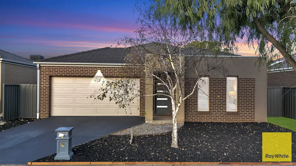 Tarneit 4 Bedroom Steps away From Major Shopping Centre Tarneit Central/Train Staton/Baden Powell College and much more.!!!