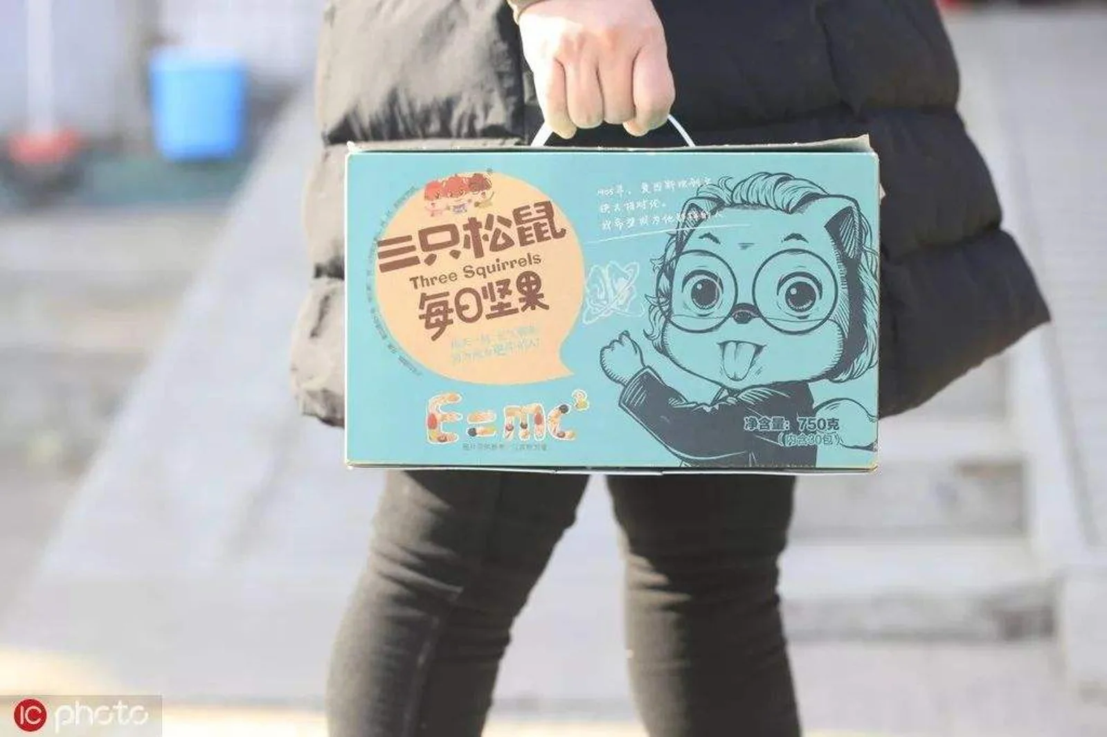 三只松鼠的招股书里，充满了过气网红的流量焦虑