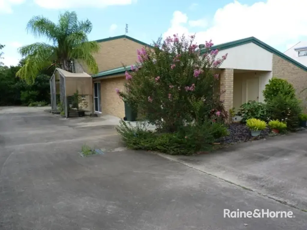 2 BEDROOM UNIT - CLOSE TO TRANSPORT,  HOSPITAL & TAFE