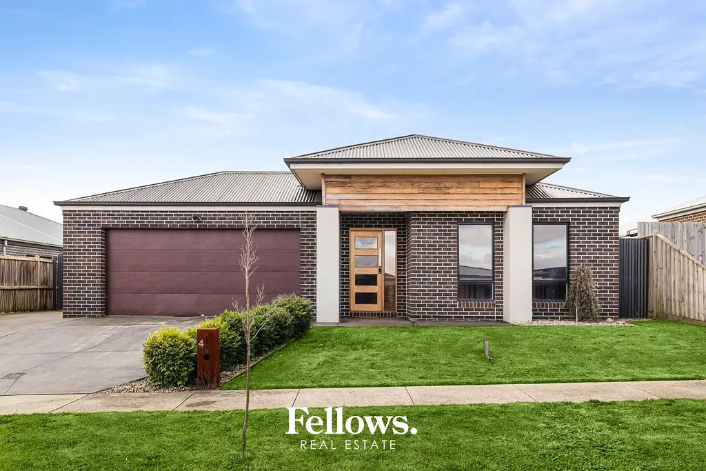 Modern Family Living with Double Side-Gate Access