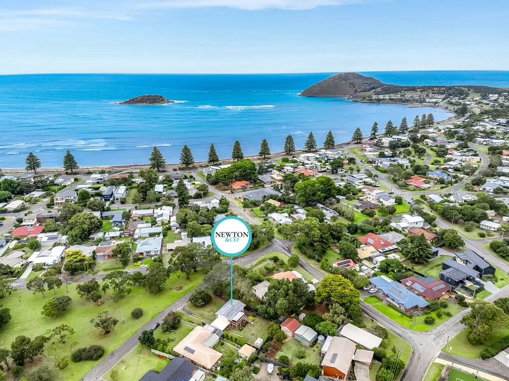 Encounter Bay 4chambre Endless Potential in a Prime Coastal Setting - Subdivide, Invest or Enjoy!