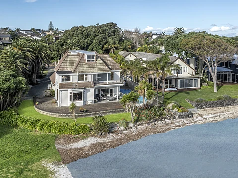 Bucklands Beach 8房  Beachfront Two Properties 1366m2 Section