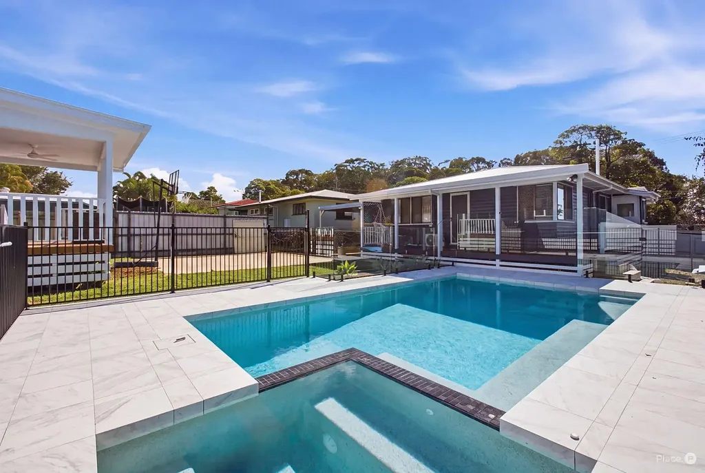 Redcliffe 5房 两套住宅。一个绝佳机会。 Two Homes. One Amazing Opportunity.