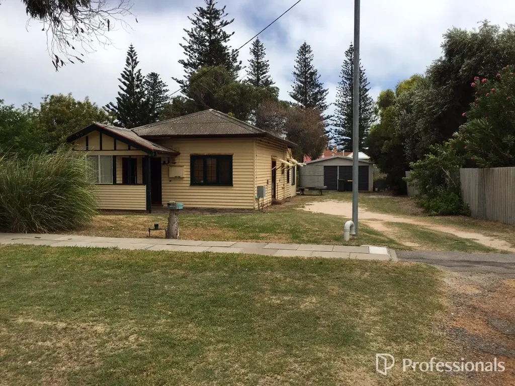 CENTRALLY LOCATED COTTAGE, PRICE REDUCED!!
