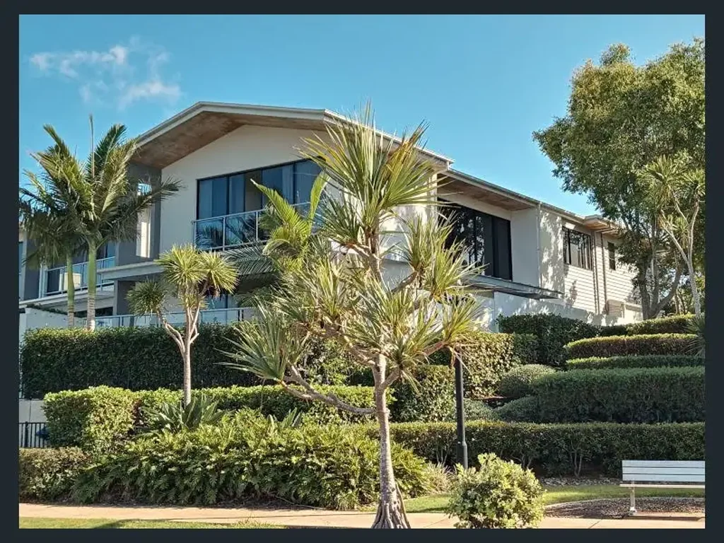 Carrara 5غرفة نوم Emerald Lakes Waterfront lifestyle in RSL Prize Home (with internal lift)