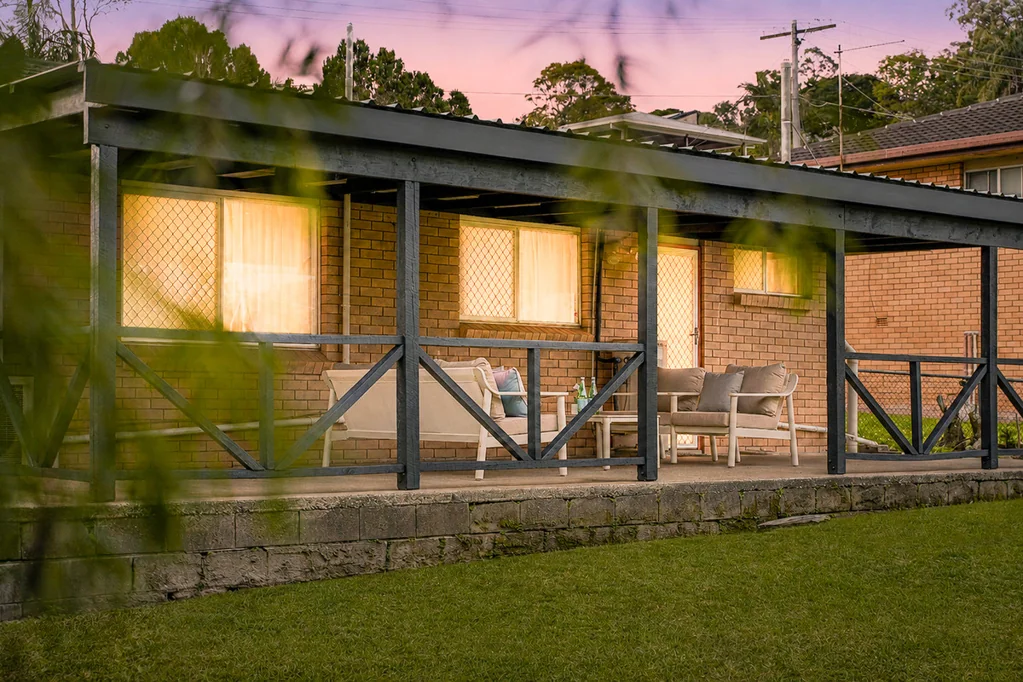Springwood 3房 升级或缩小到这套多功能3卧室砖砌单层住宅 Must Be Sold on Saturday Onsite Auction at 1.30 pm. Best Value In The Heart Of Springwood .